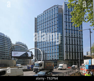 Der weiße Kragen Fabrik, ein neues Bürogebäude auf dem Londoner Alte Straße Kreisverkehr. Auch bekannt als "Silicon Kreisverkehr", "Heimat für viele neue High-Tech-Unternehmen. Stockfoto