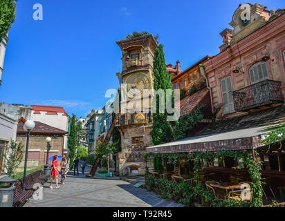 Tiflis, Georgien - 23.September 2018. Der Glockenturm von Rezo Gabriadze Puppentheater in der Altstadt von Tiflis, Georgien. Stockfoto