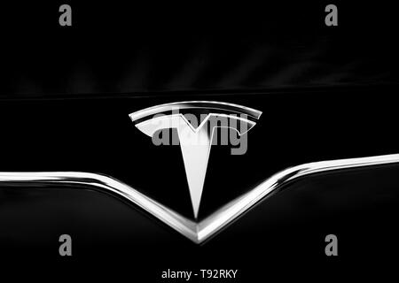 Tesla Emblem auf schwarzen Auto. Nahaufnahme Silver Logo Stockfoto