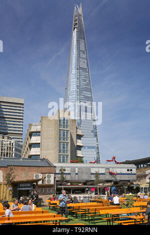 Essig Hof, ein neuer Bereich der Pop-up-Bars, Cafés und Marktstände in der Nähe von London Bridge Station, London, UK. Zeigt den Shard Turm im Hintergrund. Stockfoto