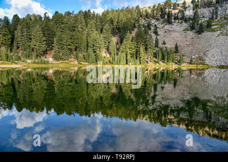 Reflexion über Emerald Lake in den Lassen Volcanic National Park, Kalifornien Stockfoto