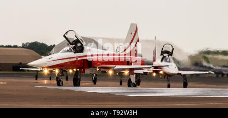 Northrop F-5E Tiger II der Patrouille Suisse (Schweizer Display Team) hier am Ende der Start- und Landebahn Vorbereitung nehmen gesehen es Anzeige an RIAT Stockfoto