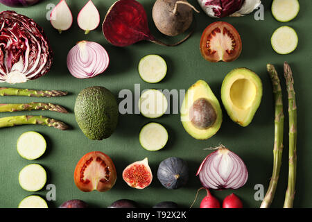 Verschiedene frische Gemüse mit Obst auf farbigen Hintergrund Stockfoto