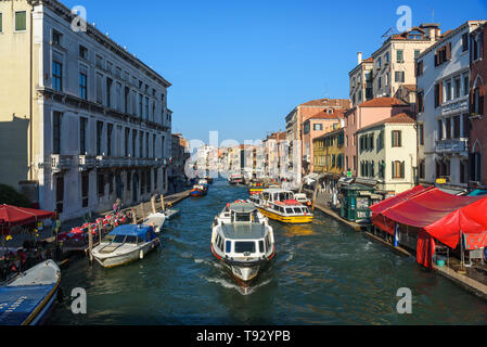 Venedig, Italien - Oktober 23, 2018: Blick von Cannaregio Kanal von der Ponte delle Guglie, Guglie Brücke Stockfoto