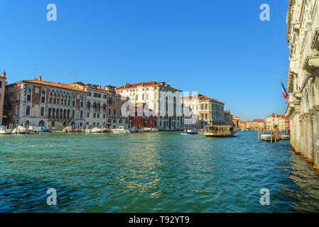 Venedig, Italien, 23. Oktober 2018: Mit dem Vaporetto über den Canale Grande von Venedig Stockfoto