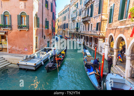 Venedig, Italien - Oktober 23, 2018: Blick auf den Kanal Rio dei S.S. Apostoli in Venedig Stockfoto