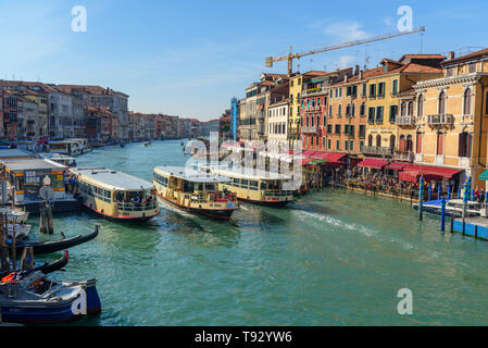 Venedig, Italien, 23. Oktober 2018: Mit dem Vaporetto über den Canale Grande von Venedig Stockfoto