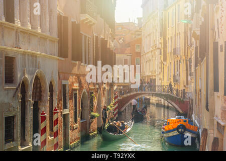 Venedig, Italien, 23. Oktober 2018: die Gondel auf den Kanal Rio Rio della Fava Stockfoto