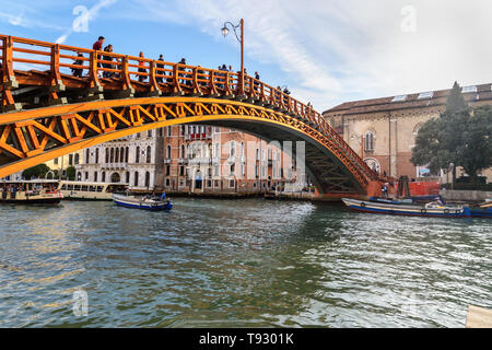 Venedig, Italien, 23. Oktober 2018: die Brücke Ponte dell'Accademia über den Canal Grande in Venedig Stockfoto