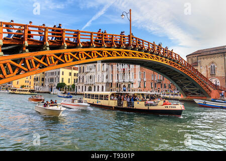 Venedig, Italien, 23. Oktober 2018: die Brücke Ponte dell'Accademia über den Canal Grande in Venedig Stockfoto