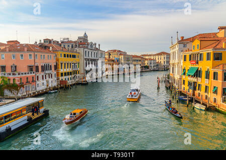 Venedig, Italien - Oktober 23, 2018: Blick auf den Canal Grande von der Brücke Ponte dell'Accademia in Venedig Stockfoto