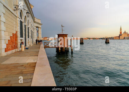 Venedig, Italien, 23. Oktober 2018: Fondamenta Zattere Ai Saloni auf Sonnenuntergang in Venedig Stockfoto