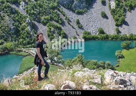 Hohen winkel Blick auf die Schlucht des Flusses in Kroatien, Porträt der jungen Frau Stockfoto