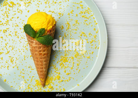 Waffel Kegel mit leckeren Eis auf Platte Stockfoto