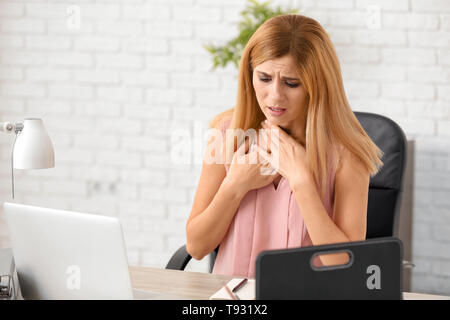 Frau in Panik am Arbeitsplatz Stockfoto