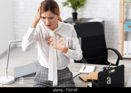 Frau in Panik am Arbeitsplatz Stockfoto