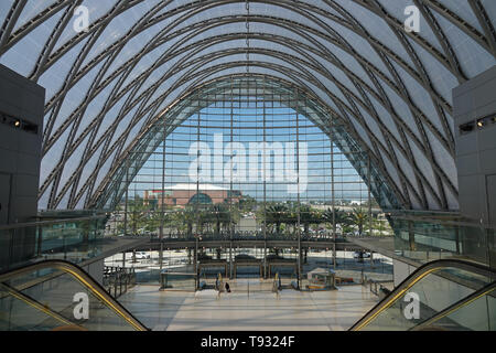 Anaheim, CA/USA - Mai 12, 2019: Der Innenraum des Anaheim Regional Transport intermodalen Center (aka ARTIC) ist an einem sonnigen Tag gezeigt. Stockfoto