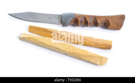 Palo santo - Heiliges Holz Sticks mit handgefertigten Messer auf weißem Hintergrund. Stockfoto