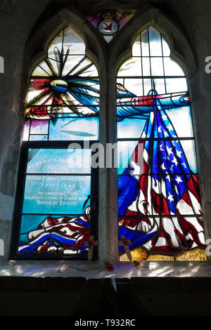 Glasfenster in Erinnerung an Billy Fiske, der erste amerikanische Soldat im Zweiten Weltkrieg, zu sterben, boxgrove Priory, Sussex, UK Stockfoto