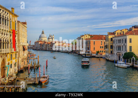 Blick auf den Canal Grande von der Brücke Ponte dell'Accademia in Venedig. Italien Stockfoto