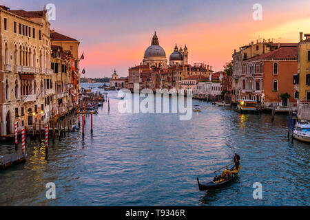 Blick auf den Canal Grande von der Brücke Ponte dell'Accademia auf Sonnenuntergang in Venedig. Italien Stockfoto