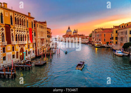 Blick auf den Canal Grande von der Brücke Ponte dell'Accademia auf Sonnenuntergang in Venedig. Italien Stockfoto