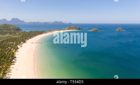 Wunderschöne Insel mit einer Lagune und einem weißen Strand. Marine mit den Inseln, bei klarem Wetter. Philippinen El Nido Luftaufnahme Nacpan Strand Stockfoto