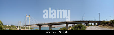 Panoramablick auf Chalcis' Brücke, die Brücke, die Verbindung der Insel Euböa mit dem Festland von Griechenland. Stockfoto