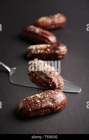 Köstliche eclairs auf grauem Hintergrund Stockfoto