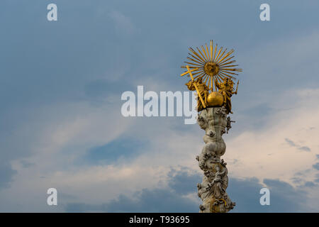 LINZ, ÖSTERREICH - 02 AUGUST, 2018: Das Fragment der Renaissance Dreifaltigkeitssäule in Linz in der Hauptplatz Hauptplatz - Bild Stockfoto