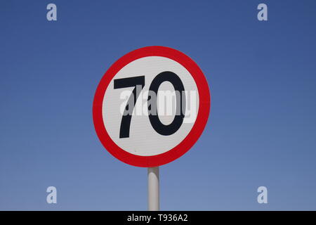 Schild zeigt ein Tempolimit von 70 Kilometer pro Stunde, Königreich Bahrain Stockfoto