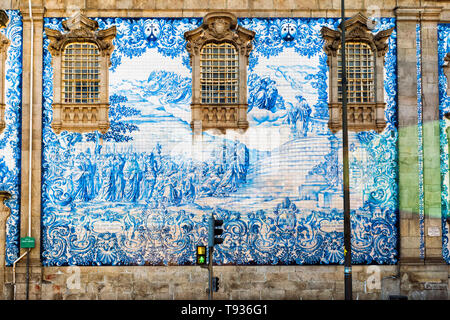 Azulejos an den Wänden der Capela das Almas, UNESCO-Weltkulturerbe, OPorto, Portugal Stockfoto