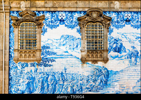 Azulejos an den Wänden der Capela das Almas, UNESCO-Weltkulturerbe, OPorto, Portugal Stockfoto