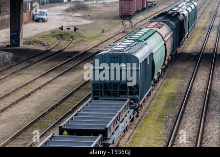 RIGA, Lettland - 27. MÄRZ 2019: Güterzüge auf Stadt Cargo Terminal - Bild Stockfoto