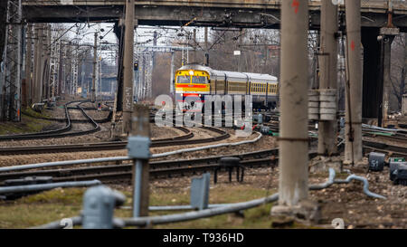 RIGA, Lettland - 27. MÄRZ 2019: Personenzug Ansätze zur Station - Bild Stockfoto