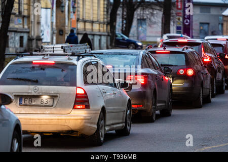 RIGA, Lettland - 27. MÄRZ 2019: Die Staus in der Stadt, bei der die Zeile der Autos auf der Straße am Abend und bokeh Lichter - Bild Stockfoto