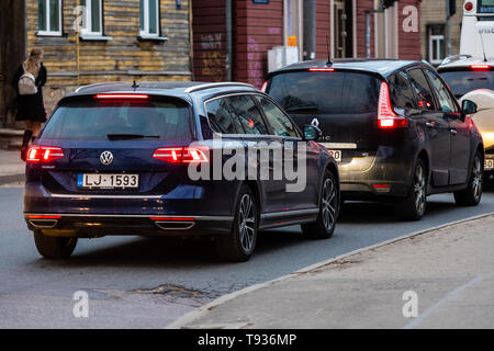 RIGA, Lettland - 27. MÄRZ 2019: Die Staus in der Stadt, bei der die Zeile der Autos auf der Straße am Abend und bokeh Lichter - Bild Stockfoto