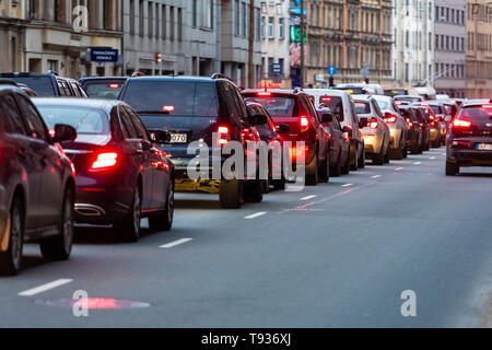 RIGA, Lettland - 27. MÄRZ 2019: Die Staus in der Stadt, bei der die Zeile der Autos auf der Straße am Abend und bokeh Lichter - Bild Stockfoto