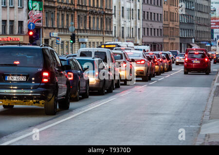 RIGA, Lettland - 27. MÄRZ 2019: Die Staus in der Stadt, bei der die Zeile der Autos auf der Straße am Abend und bokeh Lichter - Bild Stockfoto