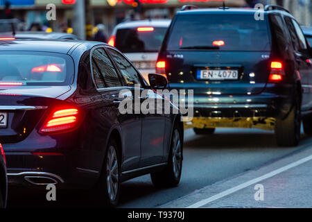 RIGA, Lettland - 27. MÄRZ 2019: Die Staus in der Stadt, bei der die Zeile der Autos auf der Straße am Abend und bokeh Lichter - Bild Stockfoto