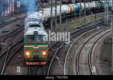 RIGA, Lettland - 27. MÄRZ 2019: Ware Zug Ansätze zur Station - Bild Stockfoto