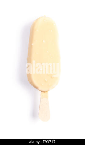 Eis Popsicle mit weißer Schokolade auf weißem Hintergrund abgedeckt Stockfoto