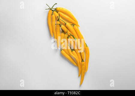 Bündel aus frischen Chilischoten auf weißem Hintergrund Stockfoto