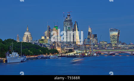 Auf der Waterloo Bridge nach Sonnenuntergang fotografiert, das walkie-talkie, LLoyd Gebäude, 42 Tower, Cheesegrater e beleuchtet und St. Paul Kathedrale wurde beleuchtet Stockfoto