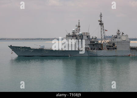 Ägypten, Suez Kanal. US-Militär Schiffe im Transit durch den Suezkanal Mai 9, 2019. Ticonderoga-Klasse geführte-missile Cruiser USS Leyte Gulf (CG55). Stockfoto