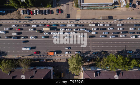 Von oben nach unten Luftbild der städtischen Stau rush hour Highway. Stockfoto