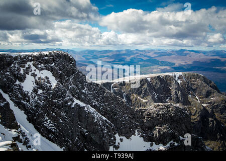 Kletterer auf der Klippe von North Face Auf den Ben Nevis, Schottland. Stockfoto