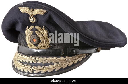 Eine Schirmmütze für eine Kriegsmarine admiral Teekocher Erel, Berlin navy-blauen Tuch, Verkleidung Band aus schwarzem Mohair, Visier mit goldenen Stickereien für admirals, hand Bestickt gold cap Insignia, blauer Seide Liner (verschmutzt), unter der Kappe trapez Silber bedruckt Maker" O.K.K. Berlin Erel Sonderklasse" (officer Kleidung Versorgung), das braune Leder schweißband ebenfalls mit dem Stempel des Herstellers "Erel', Schwarz Lederriemen auf goldfarbenen Knöpfen. Ein häufig benutztes Schirmmütze eines Admiral. Provenienz: Richard De Filippi Sammlung, der Abbildung auf S. 150 in seinem Buch 1980 "Les Coif, Editorial-Use veröffentlicht - Nur Stockfoto