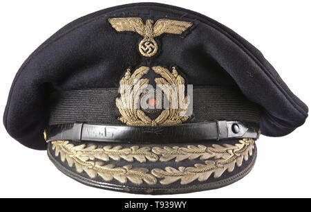 Eine Schirmmütze für eine Kriegsmarine admiral Teekocher Erel, Berlin navy-blauen Tuch, Verkleidung Band aus schwarzem Mohair, Visier mit goldenen Stickereien für admirals, hand Bestickt gold cap Insignia, blauer Seide Liner (verschmutzt), unter der Kappe trapez Silber bedruckt Maker" O.K.K. Berlin Erel Sonderklasse" (officer Kleidung Versorgung), das braune Leder schweißband ebenfalls mit dem Stempel des Herstellers "Erel', Schwarz Lederriemen auf goldfarbenen Knöpfen. Ein häufig benutztes Schirmmütze eines Admiral. Provenienz: Richard De Filippi Sammlung, der Abbildung auf S. 150 in seinem Buch 1980 "Les Coif, Editorial-Use veröffentlicht - Nur Stockfoto