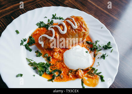 Gefüllte Kohlblätter mit Fleisch, Reis und Gemüse. Chou farci, Dolma, Sarma, Sarmale, golubtsy oder golabki - beliebtes Gericht in vielen Ländern. Ansicht f Stockfoto